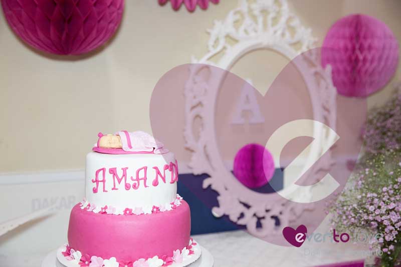 tarta de baby shower en color rosa y blanco con nombre y topper de bebe