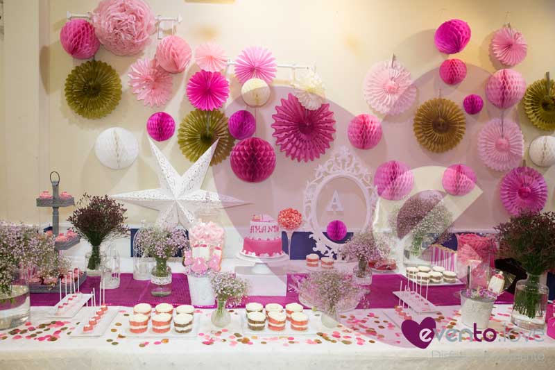 decoracion de mesa dulce de baby shower con chuches y dulces