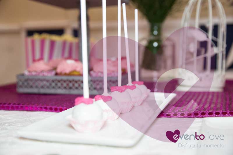 cakepops en rosa y blanco para baby shower y bautizo