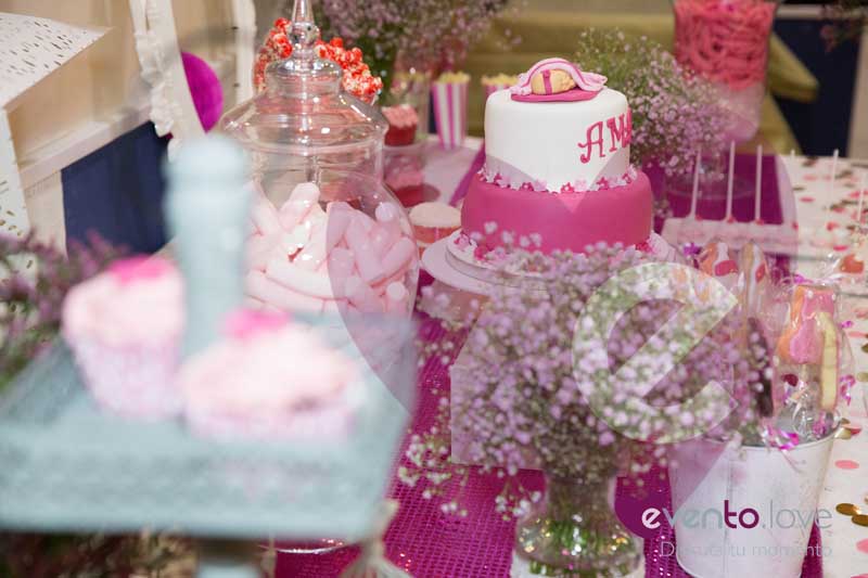 mesa dulce decorada con flores, chuches y tarta para baby shower