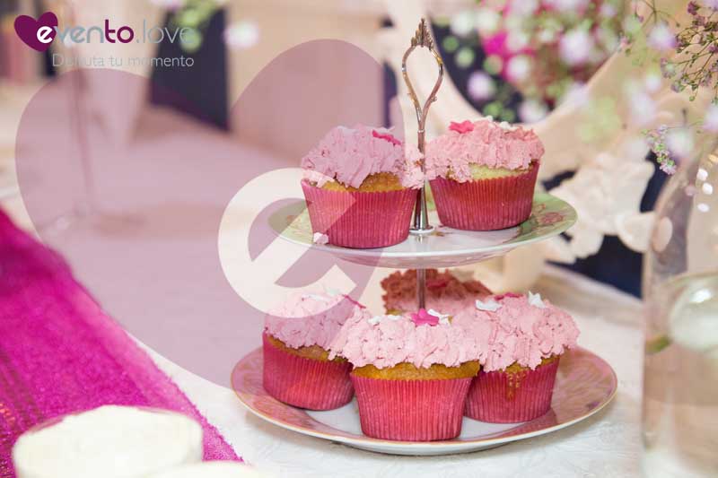 Mesa dulce decorada con bandeja de cupcakes