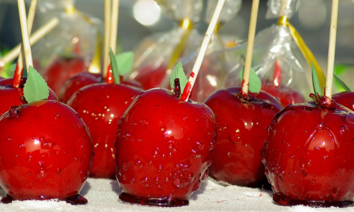 Origen de las manzanas caramelizadas: un dulce ideal para tu celebración