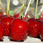 El origen de las manzanas caramelizadas: un dulce ideal para tu celebración