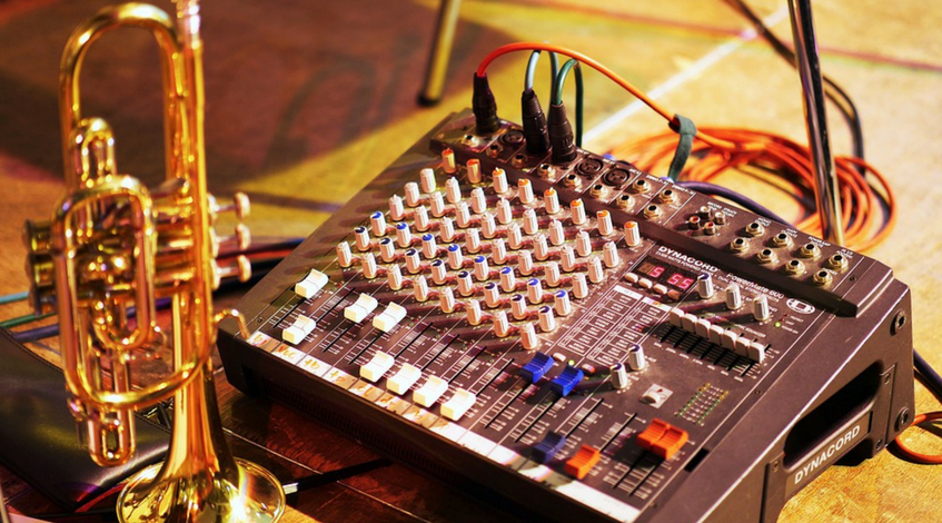 contratar un DJ para una fiesta Madrid celebración evento boda cumpleaños mesa mezclas música animación