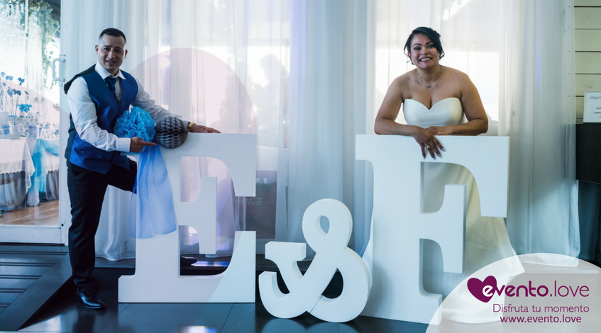 fotos de la boda con rosas azules novios pareja matrimonio con letras gigantes iniciales letras grandes enlace decoración porexpan Madrid decoración con letras gigantes