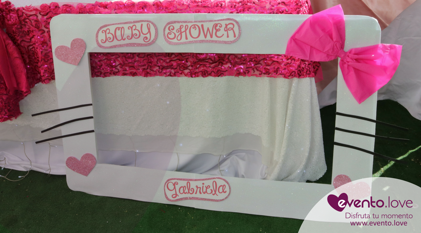 baby shower de Hello Kitty Madrid marco photocall fotocall fotografías fotos lazo rosa bigotes corazon