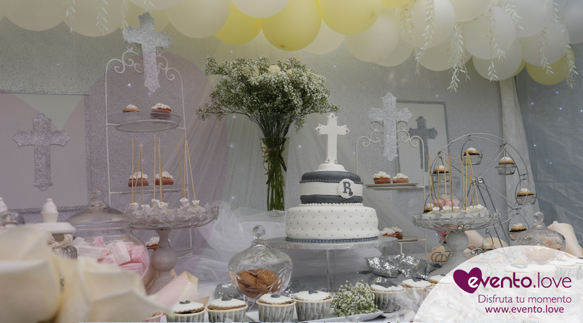 triple celebración en el jardín mesa dulce globos tarta personalizada temáticas bautizo comunión blanco