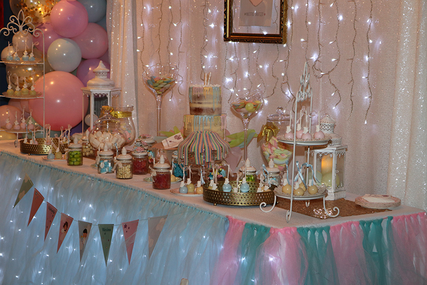 mesa dulce decorada con luces y globos