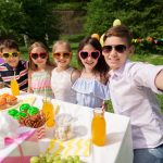 Cumpleaños con familia y amigos: dos fiestas, menos gente y más diversión