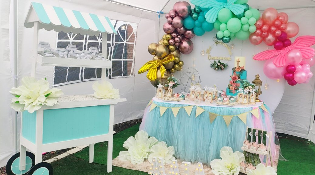 Carro de chuches y mesa dulce decorada con globos y luces, detalles para los invitado,s galletas y tarat de comunion