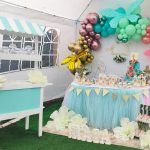 Carro de chuches y mesa dulce decorada con globos y luces, detalles para los invitado,s galletas y tarat de comunion
