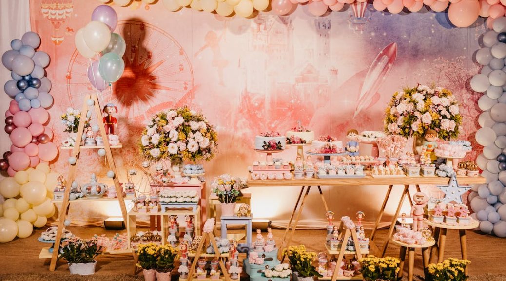 Mesa dulce decorada con globos y flores para boda, bautizo, comunión, cumpleaños