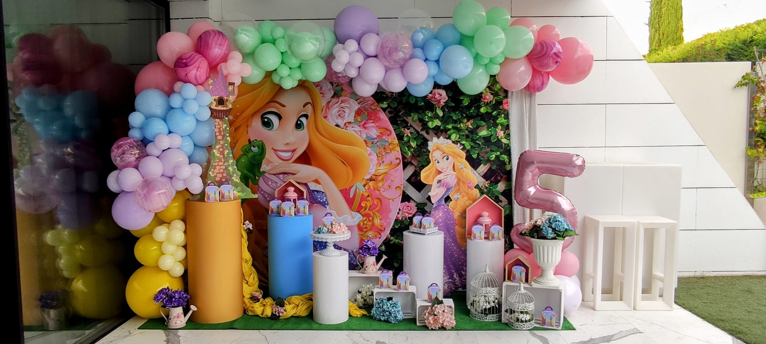Decoracion cumpleaños Rapunzel arco de globos y mesa dulce cajitas personalizadas